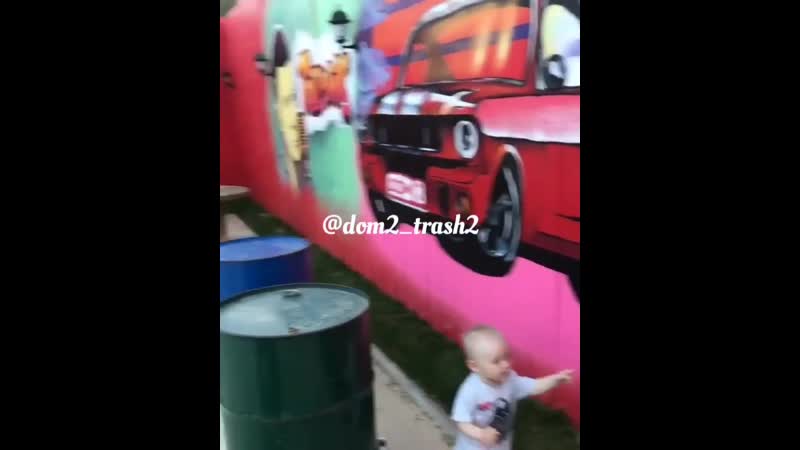 Пока мама ест семки от нового папы богдана, богдан ищет папку ёршика на стене 😂