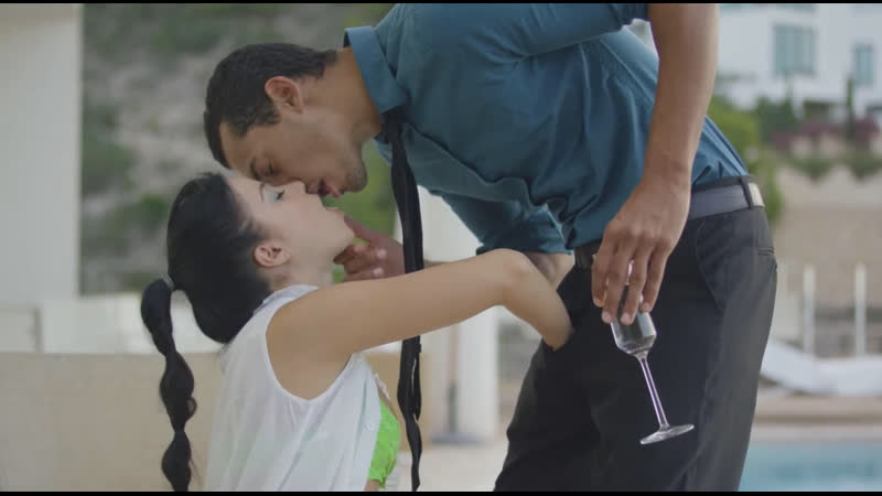 Стройная брюнетка обкатывает не малый жезл официанта, своей щелкой в попке и не только)