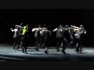 Lady gaga performing scheisse with her broken hip