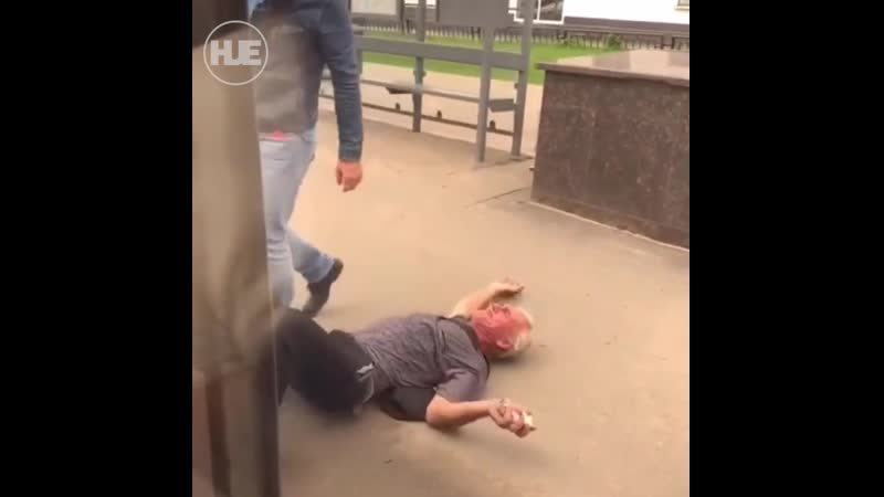 Пассажиры выкинули на улицу курившего в столичном автобусе пенсионера