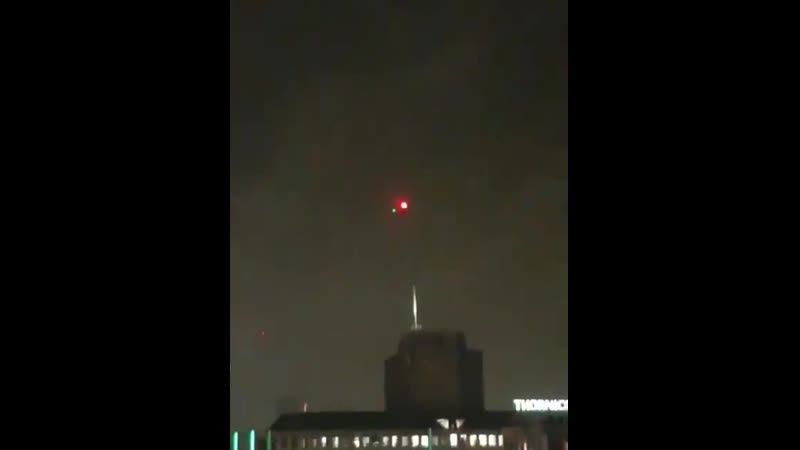 Eine drohne in amsterdam fordert menschen auf, nach hause zu gehen