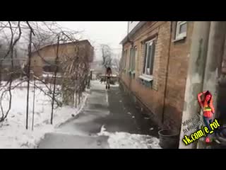 Юная девушка проиграла в карты и прошлось раздеться (эротика) 240p
