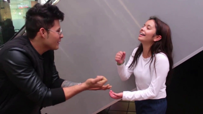 Besos fáciles a colombianas broma (kissing prank)