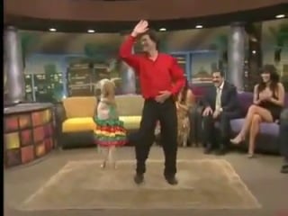 Талантливая молодые танцует меренге получше некоторых людей сама грация и обаяние )