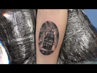 Небольшая татуироа в стиле реализм парусник (small realistic tattoo ship) | тату студия дом элит тату (tattoo studio moscow