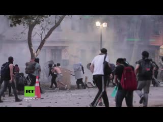 Chile zusammenstösse bei massenprotesten in santiago – universität in flammen