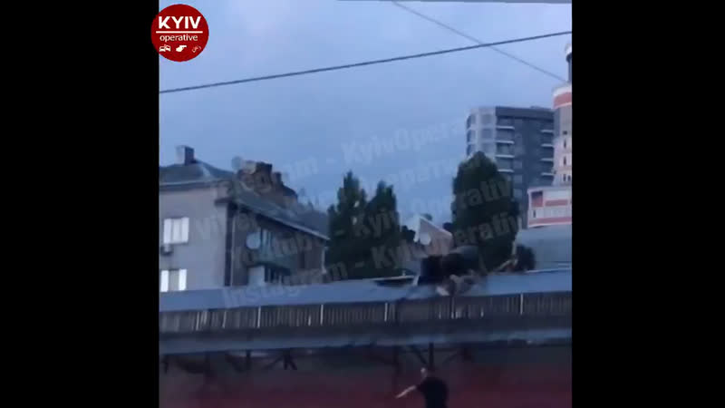Киевский руфер пытался сбросить с крыши полицейского