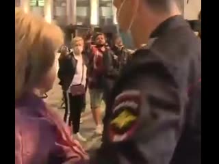 В москве около здания фсб на лубянке прошла акция солидарности с навальным