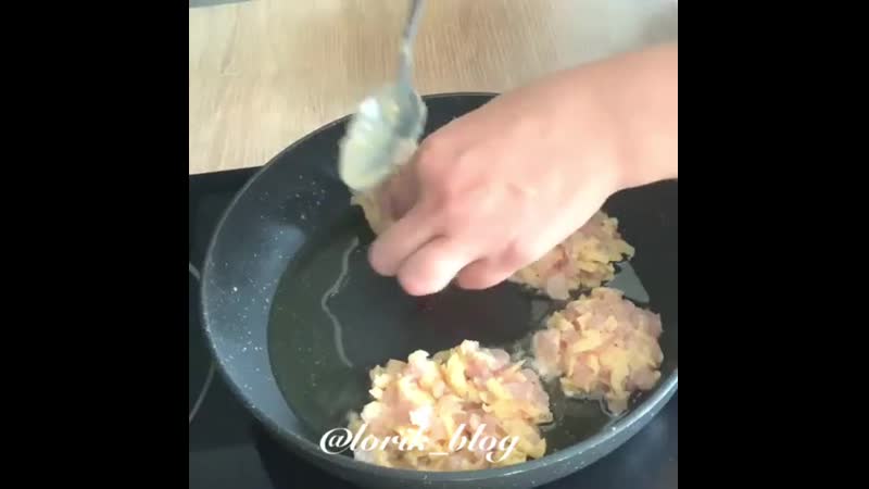 Рубленые куриные котлетки с сыром (ингредиенты указаны в описании видео)