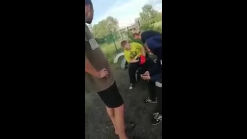 Неадекватная мамаша унизила 18 летнего ребенка при друзьях