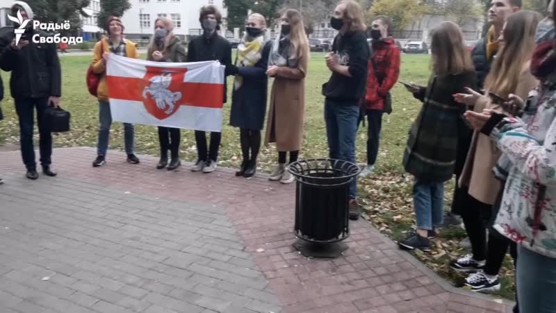 Студэнты бду на акцыі салідарнасьці сьпяваюць «воины света»