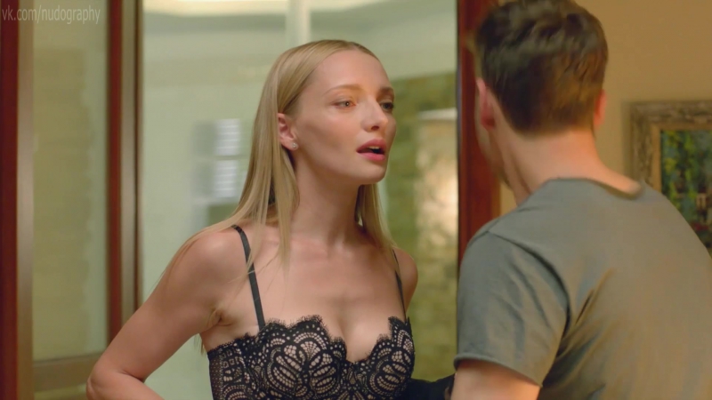 Bir yigit hammomda qiz dostiga aygoqchilik qiladi