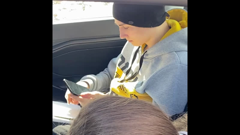 В деревне школьники ловят интернет на трассе, чтобы делать домашку