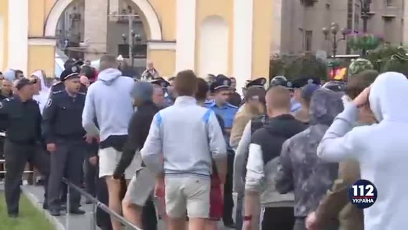Массовая драка между польскими и украинскими фанатами на майдане независимости {2015}