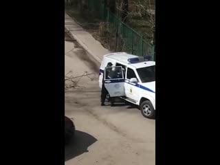 Менты затолкали бабушку в бобик
