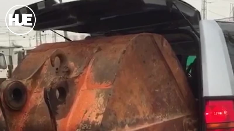 В брянске ковш от экскаватора решили перевезти на land rover