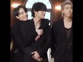 Обнимает своего любимого