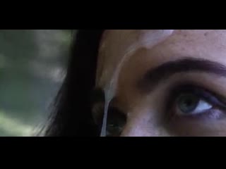 Кончает 19 летней девушке обильно на лицо, сперма капает с лица + разговор (cum face)