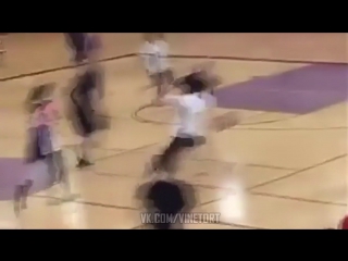 Посадил судью на задницу!