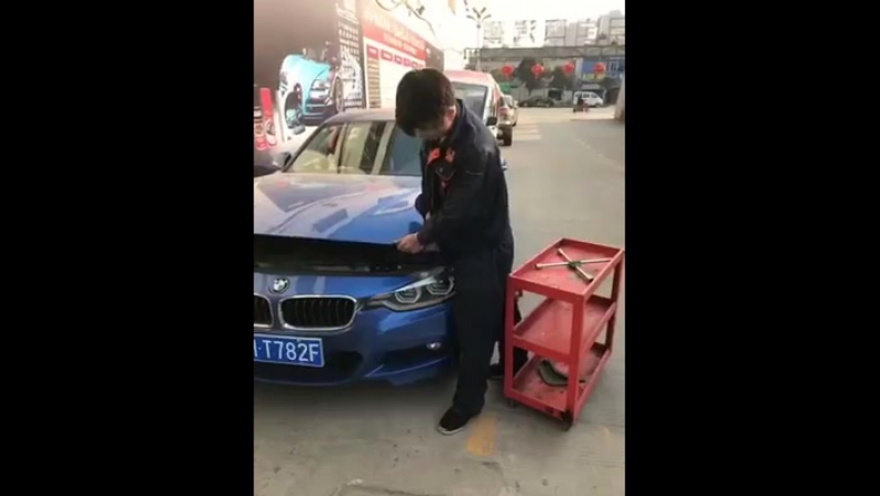 Че то капот не закрывается
