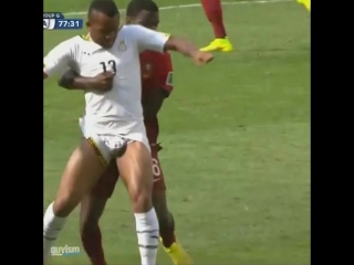 Jugador de ghana se le ve todo down his short