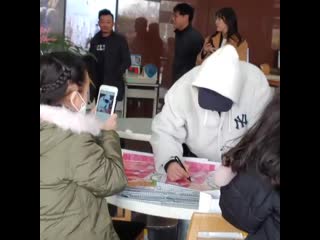 Jaesuk with the fans on kbs