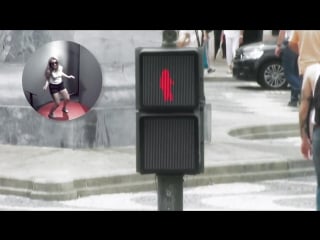 The dancing traffic light manikin by smart