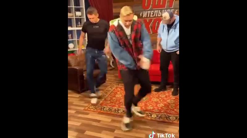 Трио танцоров батрутдинов, харламов и крид