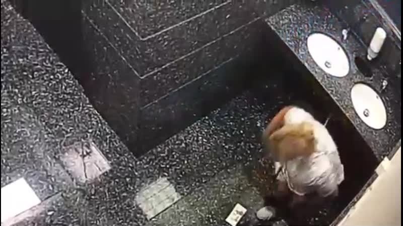 На камеры попало, как женщины справляют нужду в раковину торгового центра в сочи