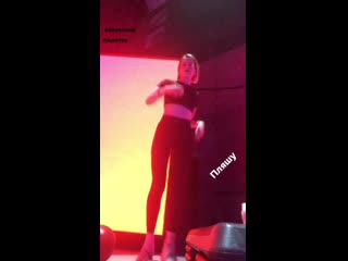 Ножки, сексуальные ляжки лизы монеточки, как она трясет/ твои блогерши