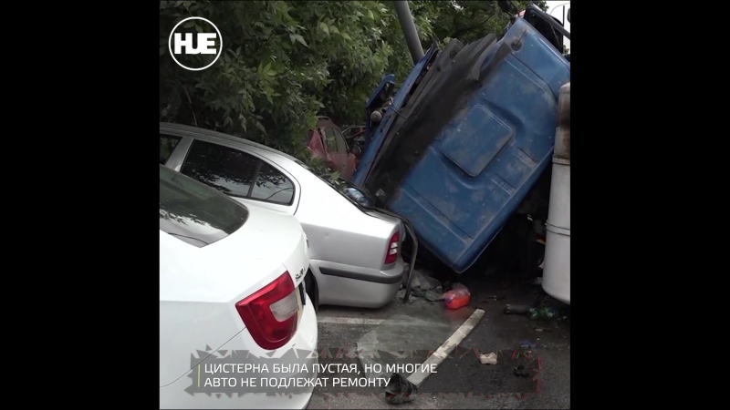 В москве бетономешалка опрокинулась на бок и задела 10 машин