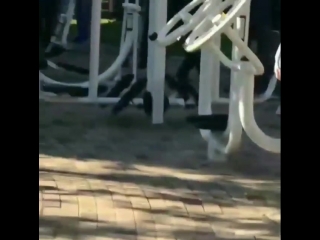 Со чжи соп в перерыве съёмок тиреуса на тренажере катает девчушку