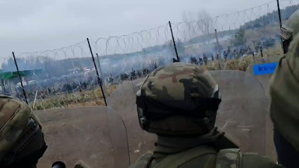 Град камней о щиты как атака мигрантов выглядит со стороны польских военных (2)