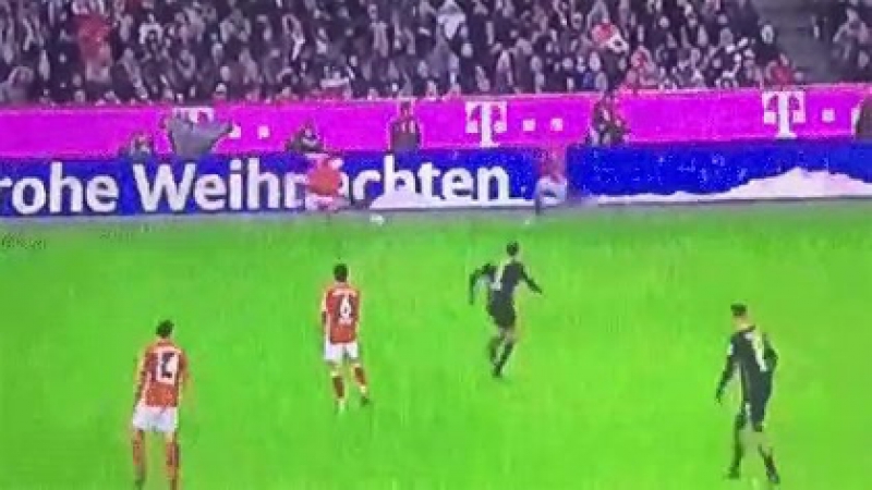 Когда принял санту на рекламном щите за своего одноклубника