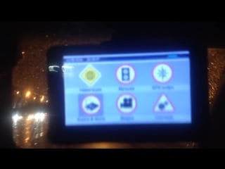 Таксист с приборной доской из планшетов и телефонов