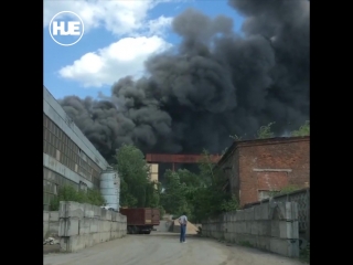 В москве на южнопортовой тушат пожар на складе макулатуры