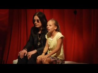 Ozzy osbourne пугает, притворившись восковой куклой