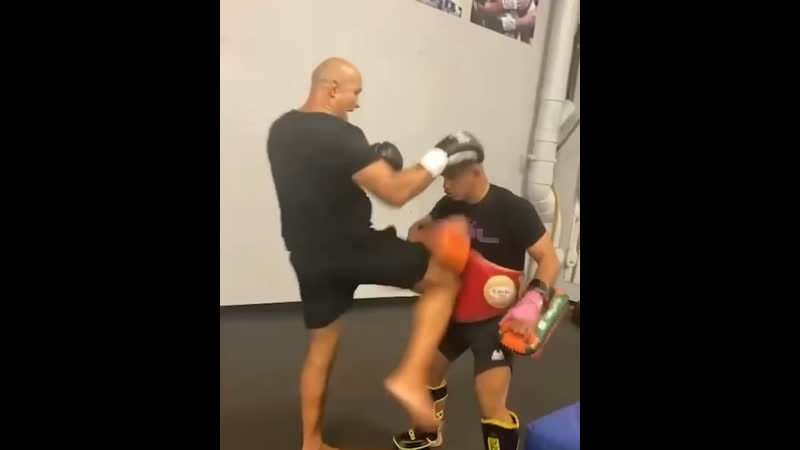 Джуниор дос сантос отрабатывает удары