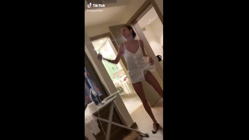 Задрала ножку и засветилала промежность в кружевных трусиках