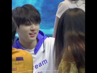 Jungkook was teasing the fan and purposely missed her high five aw he’s so cute look at hi