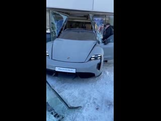 Михаил литвин на porsche въехал в автосалон через окно