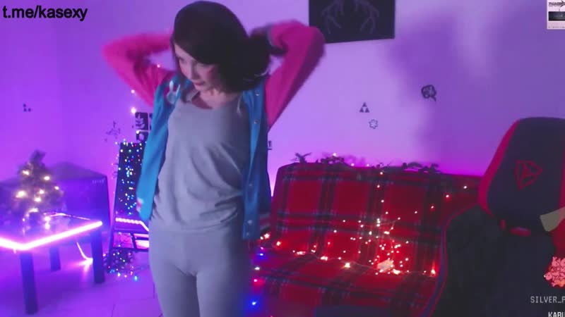 Карина стримерша сычёва виден пельмень верблюжья лапка пися писька засветила без белья без трусов на стриме