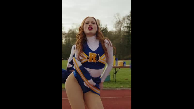 Madelaine petsch задирает юбку
