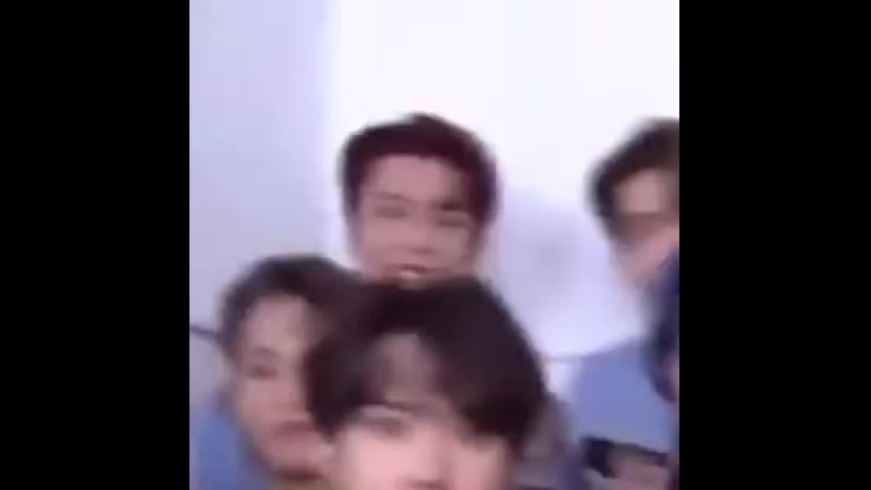 Jaehyunie is peeking behind taeyongie hyung so cute jaeyong