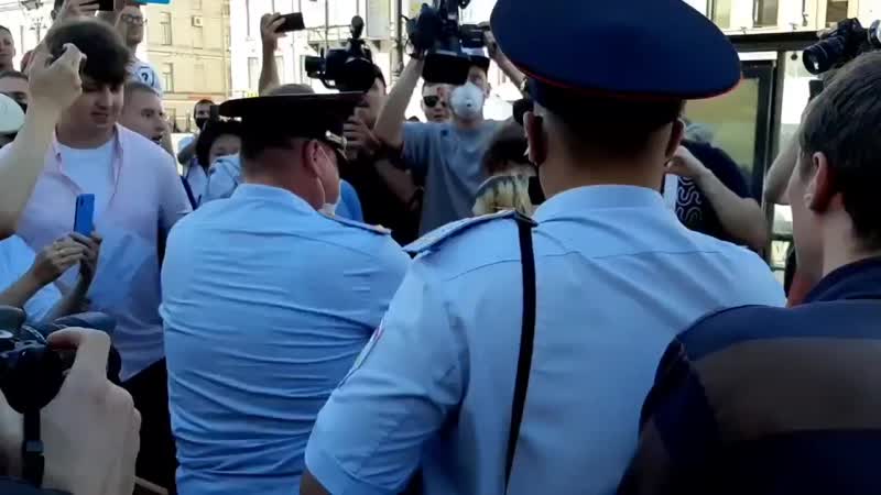 Питерская активистка пытается отобрать свою любимую картонку у полицейских, потому что ей не на чем будет спать вишенкой на