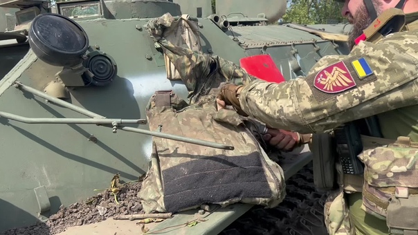 Украинские десантники захватили мтлб и провели эксперимент с бронежилетами оккупантов