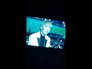 [170211] seungkwan watching his mother's video message @ first fanmeeting «seventeen in carat land» day 2