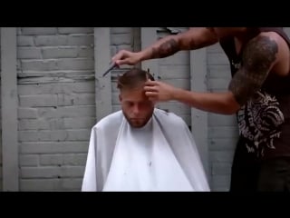 Парикмахер мутит стрижки бездомным по выходным