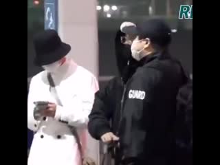 Fashionista na ’s in an all white suit set at the airport