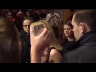 Bunte live on the viceroy's house red carpet with gillian anderson (2/2)